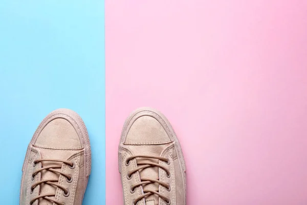 Pár stílusos alkalmi cipő a színes háttér — Stock Fotó