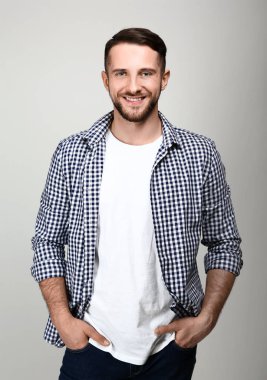 Hafif arka planda yakışıklı adam portresi