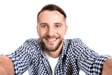 Beyaz arka planda selfie çeken yakışıklı adamın portresi