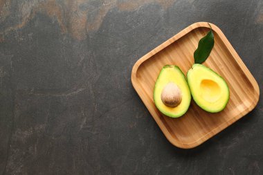 Gri arka planda taze avokado ile Plaka