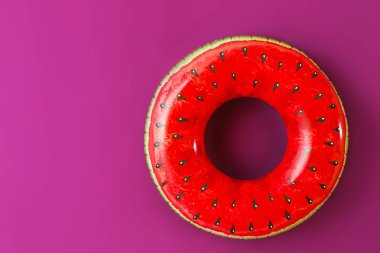 Renk arkaplanında şişirilebilir halka