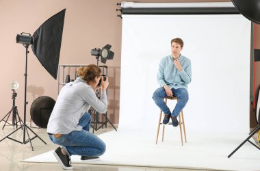 Stüdyo modeliyle çalışan profesyonel fotoğrafçı