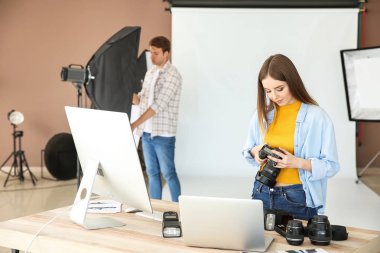 Modern stüdyoda profesyonel fotoğrafçı