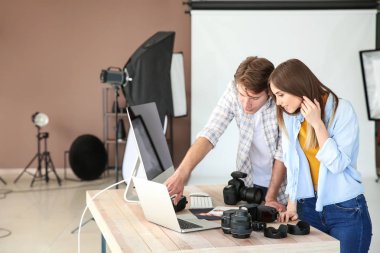 Modern stüdyoda profesyonel fotoğrafçılar