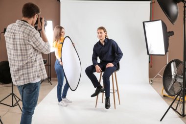 Stüdyo modeliyle çalışan profesyonel fotoğrafçı
