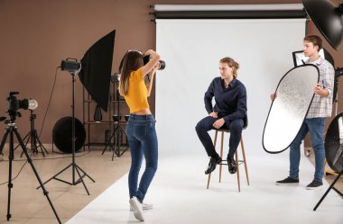 Stüdyo modeliyle çalışan profesyonel fotoğrafçı