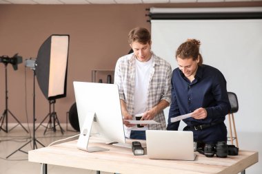 Modern stüdyoda çalışan profesyonel fotoğrafçılar