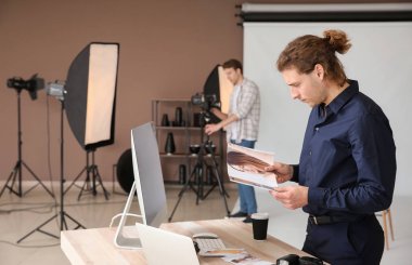 Modern stüdyoda profesyonel fotoğrafçı