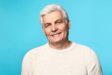 Renkli arka planda yakışıklı yaşlı adam Portresi