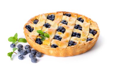 Beyaz arka planda lezzetli yaban mersini pasta