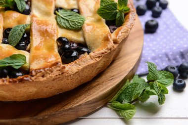 Beyaz ahşap masa üzerinde lezzetli yaban mersini pasta, closeup