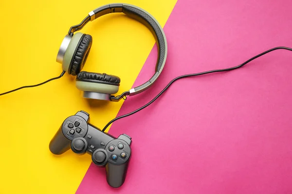 Moderne game pad en hoofdtelefoon op kleur achtergrond — Stockfoto