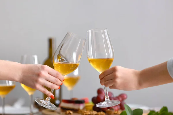 Amis cliquetis verres avec vin savoureux à la fête — Photo