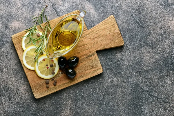 Barco de salsa con sabroso aceite de oliva sobre mesa gris — Foto de Stock