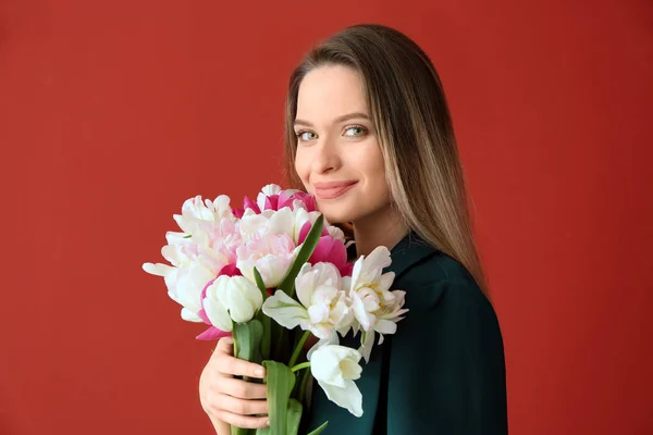 背景色の美しいチューリップの花束を持つ若い女性 — ストック写真