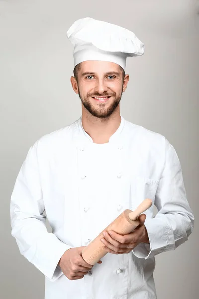 Männlicher Koch auf hellem Hintergrund — Stockfoto