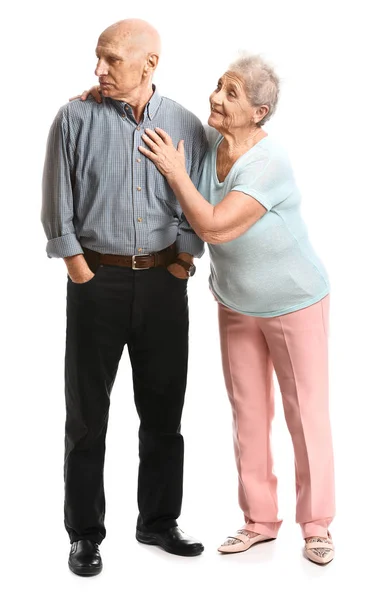 Senior kvinna och hennes kränkta make på vit bakgrund — Stockfoto