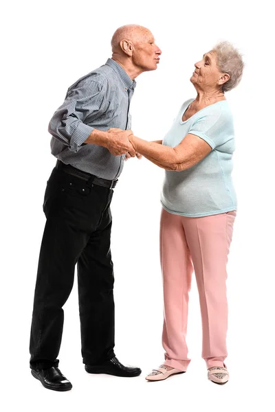 Porträtt av äldre par på vit bakgrund — Stockfoto
