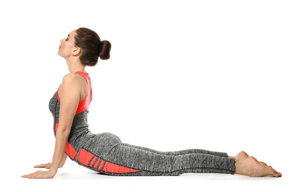 Mujer deportiva practicando yoga sobre fondo blanco — Foto de Stock