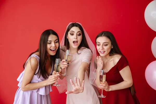 Belles jeunes femmes à la fête de poule — Photo