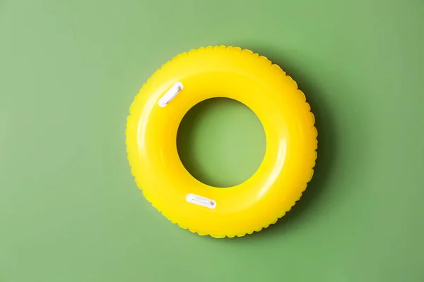 Uppblåsbar ring på färg bakgrund — Stockfoto