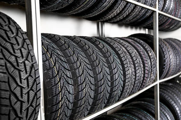 Neumáticos de automóviles en la tienda de automóviles —  Fotos de Stock