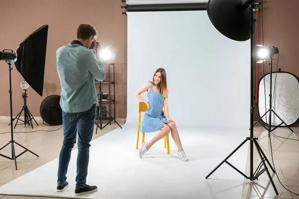 Professional photographer working with model in studio — Stock Photo, Image