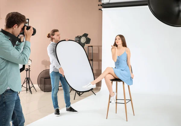 Professionell fotograf arbetar med modell i Studio — Stockfoto
