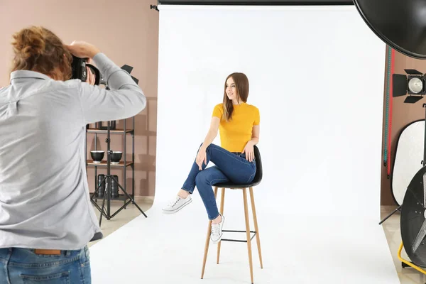 Professional photographer working with model in studio — Stock Photo, Image