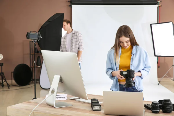 Fotógrafo profissional em estúdio moderno — Fotografia de Stock