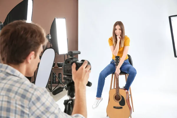 Professionele fotograaf werken met model in Studio — Stockfoto