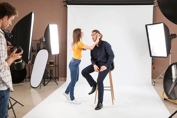 Makeup artist, modell och fotograf i modern Studio — Stockfoto