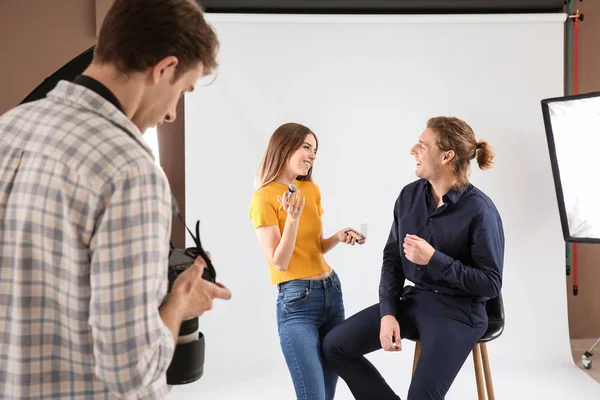 Makeup artist, modell och fotograf i modern Studio — Stockfoto