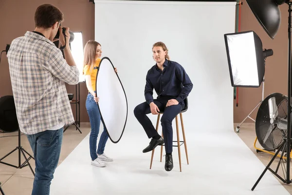 Fotógrafo profesional trabajando con modelo en estudio — Foto de Stock