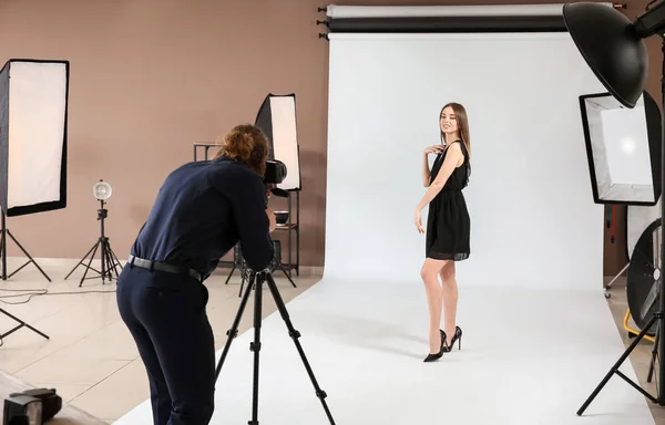 Photographe professionnel travaillant avec modèle en studio — Photo