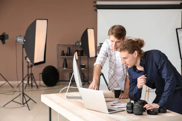 Modern stüdyoda çalışan profesyonel fotoğrafçılar
