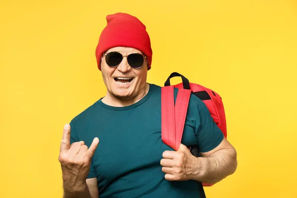 Porträt eines eleganten älteren Mannes mit Teufelshörnern Geste auf farbigem Hintergrund — Stockfoto
