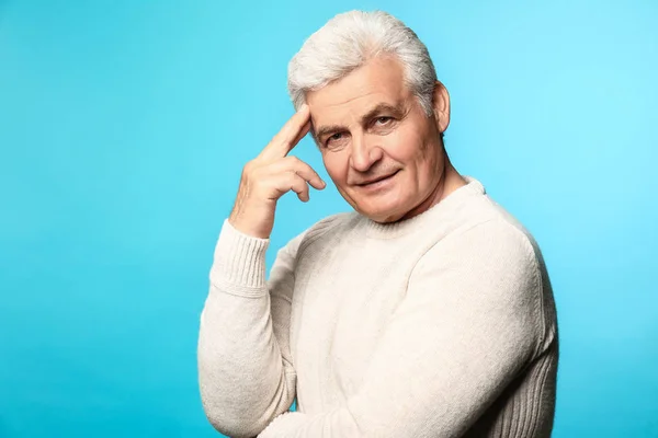 Retrato de homem sênior bonito em fundo de cor — Fotografia de Stock