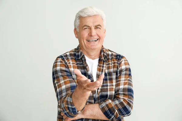 Retrato de homem idoso feliz no fundo de luz — Fotografia de Stock