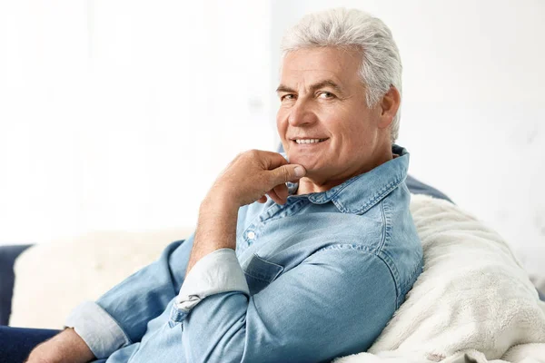 Retrato de un hombre mayor guapo en casa — Foto de Stock