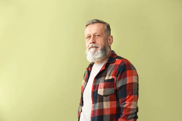 Porträtt av stilig Senior man på färg bakgrund — Stockfoto