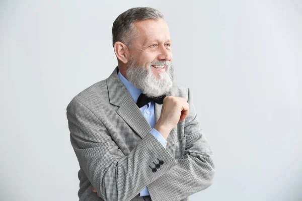 Retrato de homem idoso feliz no fundo de luz — Fotografia de Stock