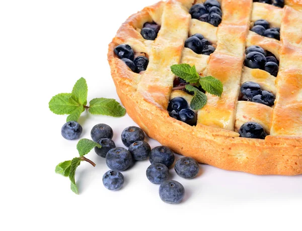 흰색 배경에 맛있는 블루 베리 파이 — 스톡 사진