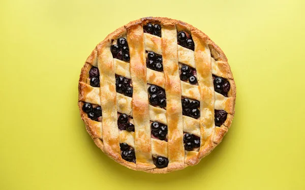 Tasty blueberry pie on color background — Stock Photo, Image