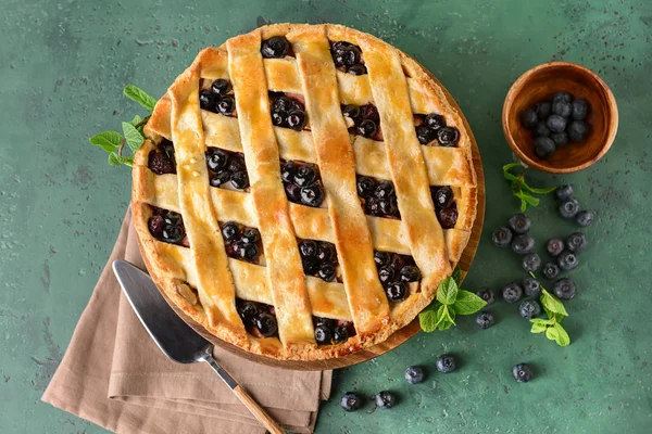 Torta de mirtilo saboroso no fundo de cor — Fotografia de Stock