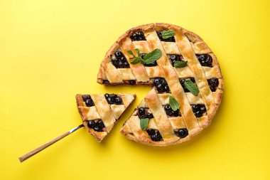 Renkli arka planda lezzetli yaban mersini pasta