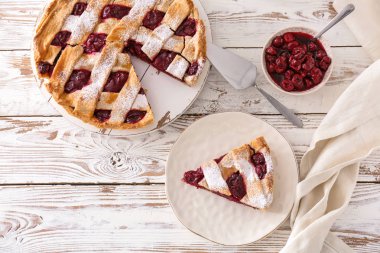 Beyaz ahşap masada lezzetli kiraz pasta