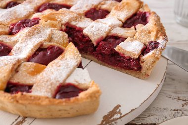 Masada lezzetli vişneli börek ile Tahta