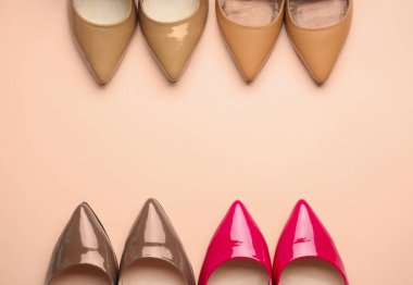 Renk arka planda farklı şık yüksek topuklu ayakkabılar