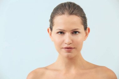 Aydınlık arka planda güzel genç bir kadın